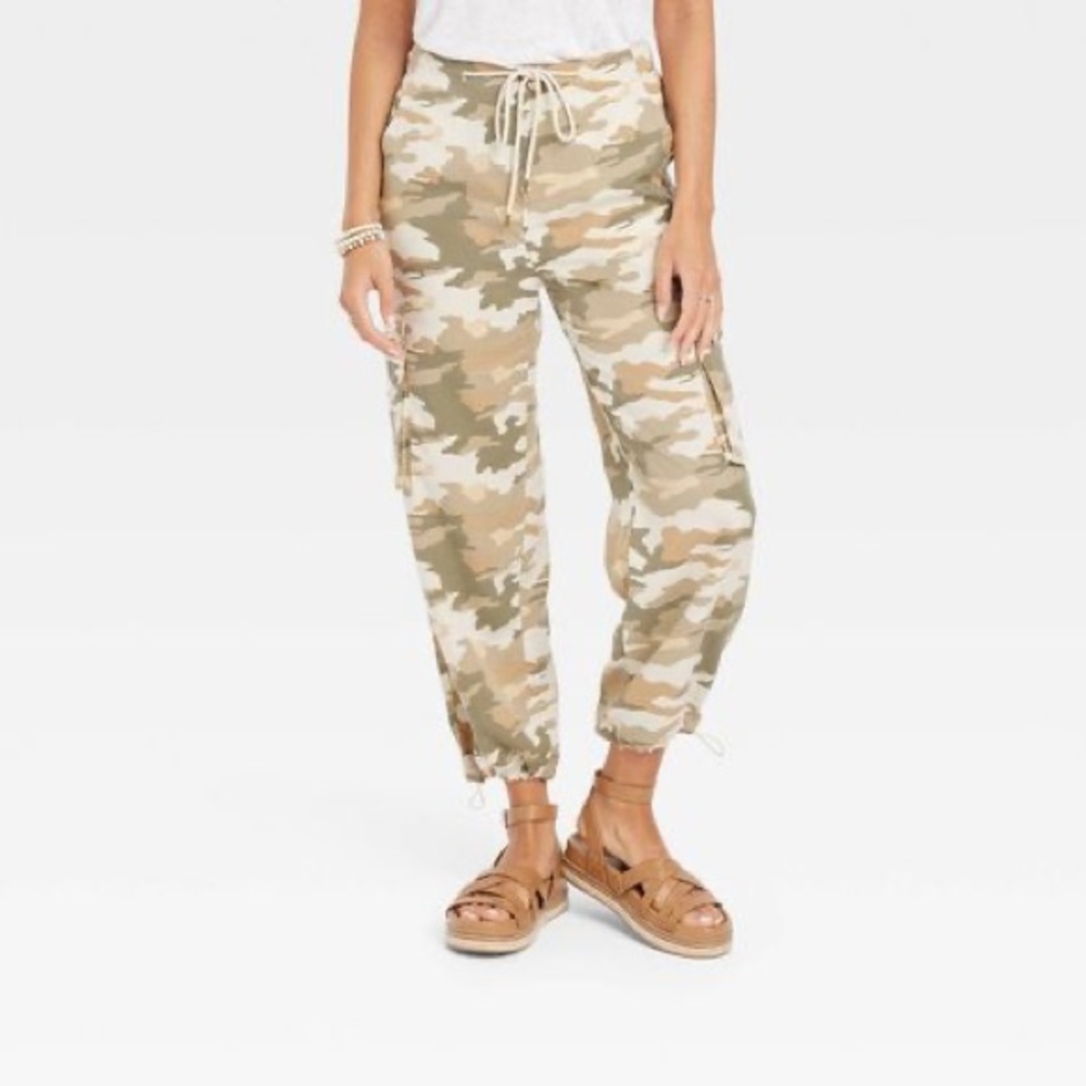 Universal Thread™ Women's High-Rise Casual Fit Soft Cargo Pants - Camo